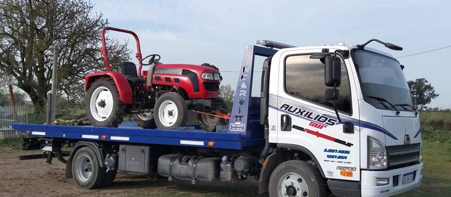 Tractor cargado en camión plancha de Auxilio Sur