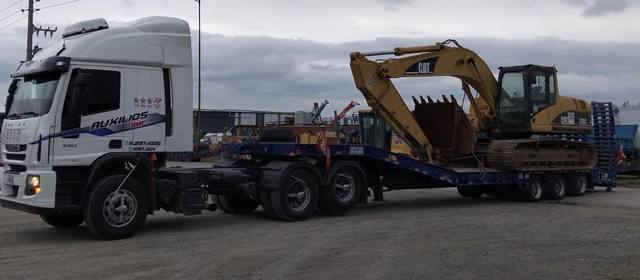 Carretón de Auxilio Sur con una excavadora
